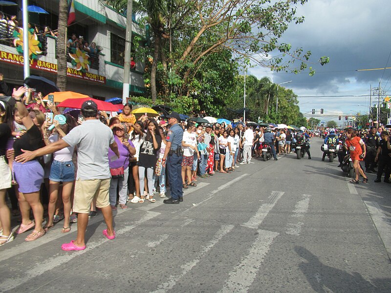 File:2023 Metro Manila Film Festival Parade of Stars crowd.jpg