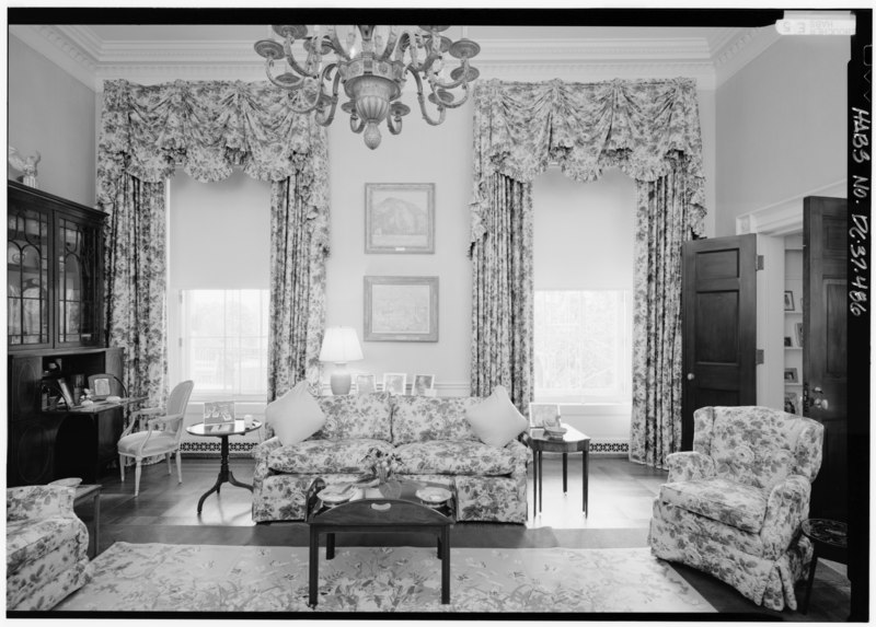 File:220 Sitting Room; View looking South - White House, 1600 Pennsylvania Avenue, Northwest, Washington, District of Columbia, DC HABS DC,WASH,134-486.tif