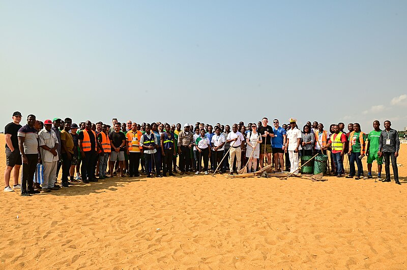 File:230126-G-DV874-1046 - USCGC Spencer (WMEC 905) participates in a joint organization beach clean-up.jpg