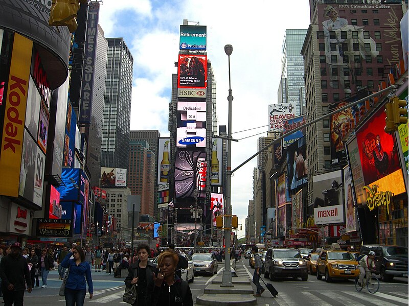 800px-4.29.11TimesSquareByLuigiNovi1.jpg