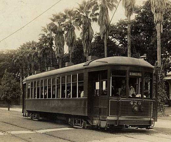 A 400 Series streetcar operating on the St. Charles Avenue line, 1910s.