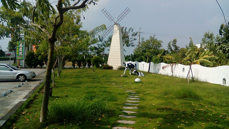 File:7-11 六甲區林鳳營門市之庭園.jpg