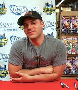 Джефф Джонс на автограф-сессии в честь выхода Flashpoint #5 и Justice League #1 в августе 2011 года