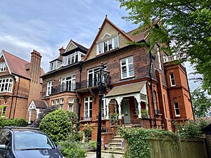 8 Gainsborough Gardens, Hampstead, June 2021.jpg