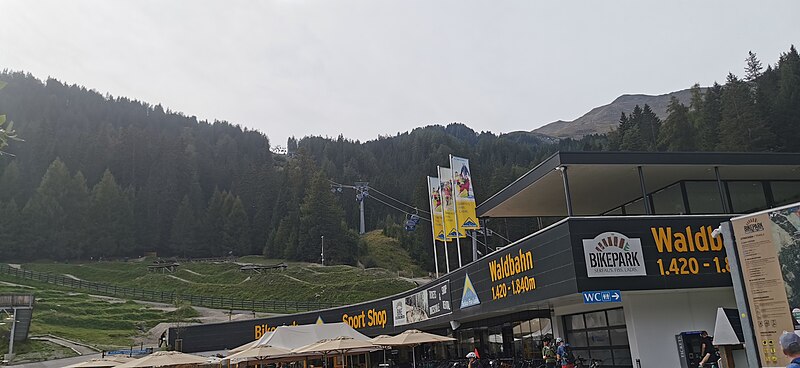 File:AUT — Tirol — Bezirk Landeck — Fiss — Seilbahnstraße 44 (Waldbahn · Talstation) 2023-09-17 Mattes.jpg