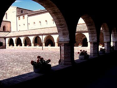 The cloister Abbazia di Chiaravalle di Fiastra 02.jpg