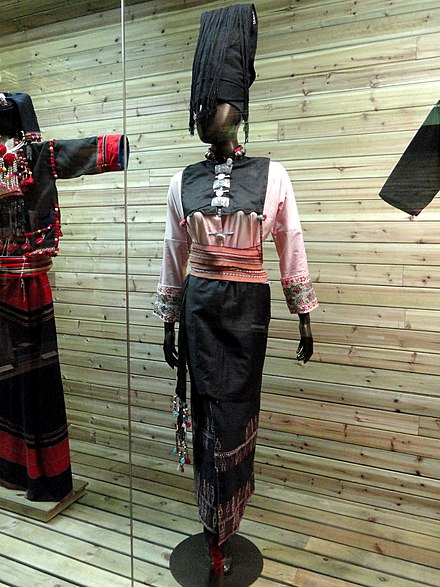 Achang woman brocade dress - Yunnan Nationalities Museum - DSC04291.JPG