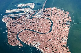 Vue aérienne du Grand Canal de Venise en S inversé