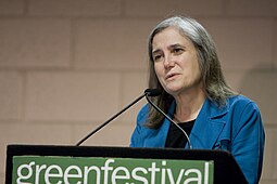 Ohjelman juontaja Amy Goodman vuonna 2010.