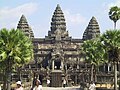Gerbang utama candi Angkor Wat di Kamboja, dengan pohon-pohon lontar di sekitarnya