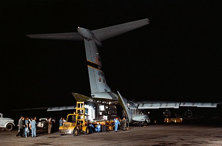Мобильный карантинный фургон выгружают на базе ВВС США Эллингтон в Хьюстоне