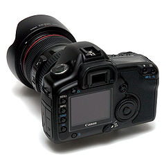 Appareil photo reflex numérique Canon EOS 5D (de dos).jpg