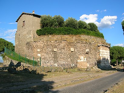 How to get to Casal Rotondo with public transit - About the place