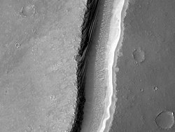 Údolí Arnus Vallis (HiRISE)