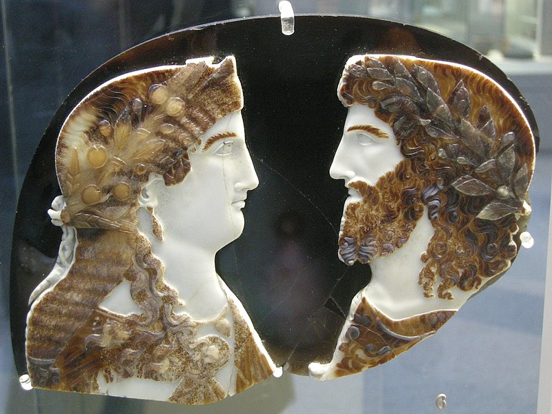 File:Arte romana, cameo in sardonice con due mebri della famiglia imperiale come giove ammone e giunone (o iside), 37-50 dc.JPG
