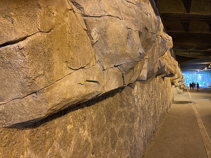 File:Artificial rocks in one of the Coulee vert’s tunnels.jpg