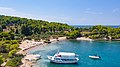 Ausflugsschiff am Strand Zogeria auf Spetses, Griechenland (48759772943).jpg