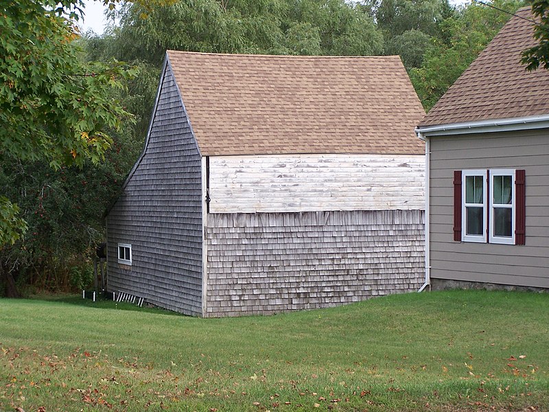 File:Barn in Thomaston, Maine (100 8041).jpg