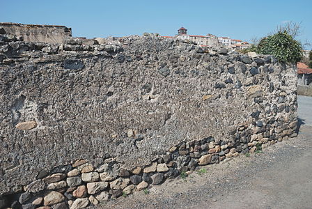 Mur enduit au mortier de chaux, Beaumont, Puy-de-Dôme (France).