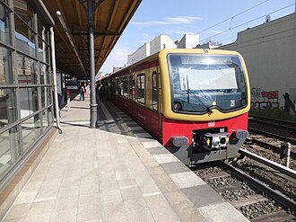 Class 481 in Savignyplatz station Berlin- Bahnhof Savignyplatz- auf Bahnsteig zu Gleis 3- S-Bahn Berlin DBAG-Baureihe 481 21.4.2012.jpg