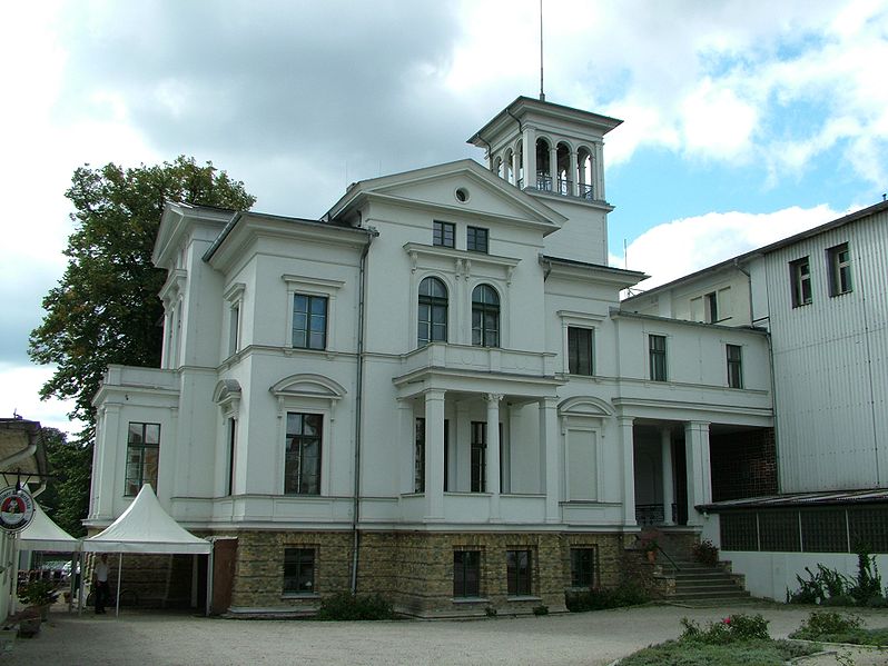 File:Berlin Friedrichshagen Weisse Villa.jpg