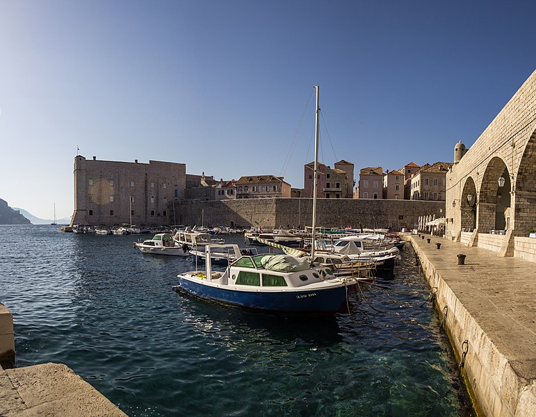 File:Berth and view of the old city.jpg