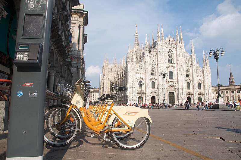 File:Bikemi Milano PiazzaDuomo.jpg