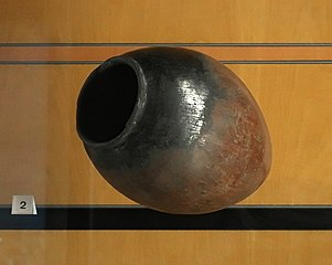 Vase. Nagada II, v. 3500 – v. 3300. Terre cuite rouge à col noirci. H. 12,2 cm.