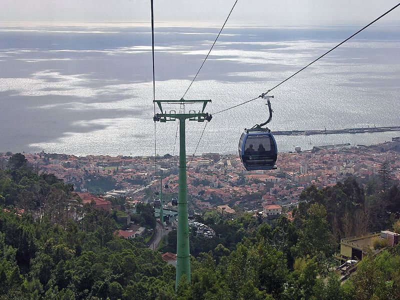 File:Blick über Funchal, von der Seilbahn aus.jpg