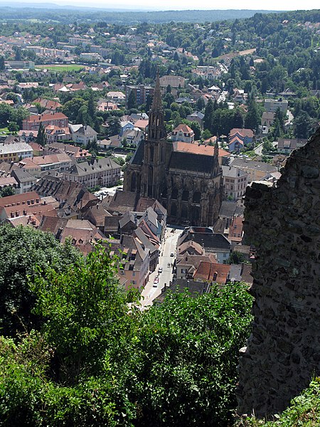 File:Blick vom Château de l'Engelbourg auf Thann mit Münster.jpg