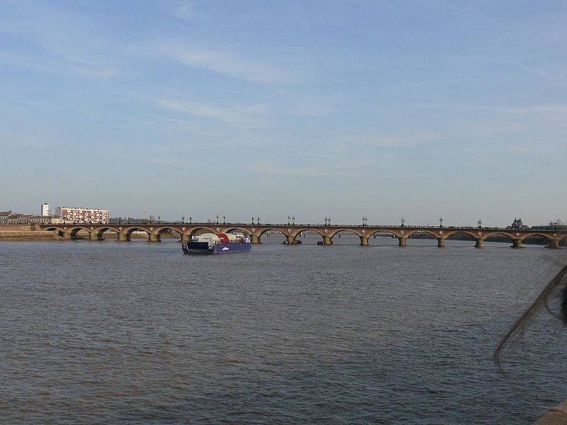 File:Bordeaux - Transport de l'A380 sous le pont de pierre - 1.jpg