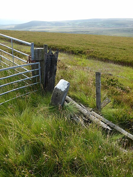File:Boundary Stone on Great Moor - geograph.org.uk - 6221609.jpg