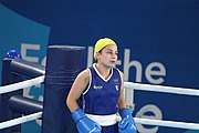 Deutsch: Boxen bei den Olympischen Jugendspielen 2018 Tag 12, 18. Oktober 2018 - Finale Fliegengewicht Mädchen – Martina La Piana (Italien, blau) schlägt Adijat Gbadamosi (Nigeria, rot) 5-0; Ringrichter ist James Beckles (Trinidad und Tobago). English: Boxing at the 2018 Summer Youth Olympics on 18 October 2018 – Girl's flyweight Gold Medal Bout - Martina La Piana (Italy, blue) beats Adijat Gbadamosi (Nigeria, red) 5-0; Referee is James Beckles (Trinidad and Tobago). Español: Boxeo en los Juegos Olímpicos Juveniles de Verano de 2018 en 18 de octubre de 2018 - Combate a medalla de oro de peso mosca para mujeres: Martina La Piana (Italia, azul) le gana a Adijat Gbadamosi (Nigeria, roja) 5-0; El árbitro es James Beckles (Trinidad y Tobago).