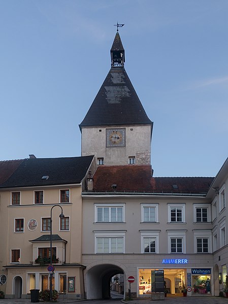 File:Braunau am Inn, der Stadttorturm - Salzburger Tor Dm41795 foto12 2017-08-07 20.29.jpg