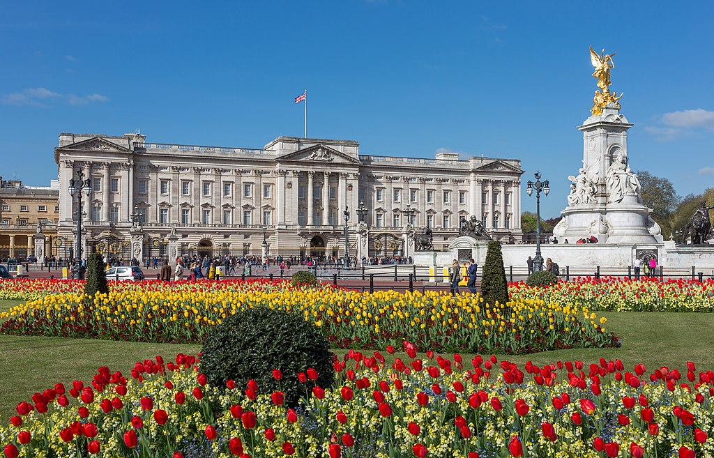 Buckingham Palace from gardens, London, UK - Diliff.jpg