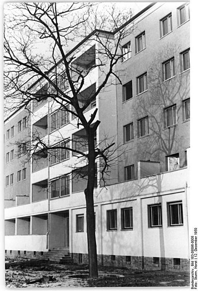 File:Bundesarchiv Bild 183-08896-0008, Berlin, Karl-Marx-Allee, Wohnblock.jpg