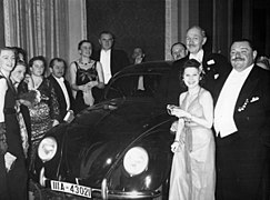Avec sa Volkswagen Coccinelle, et l'acteur Heinrich George en 1939