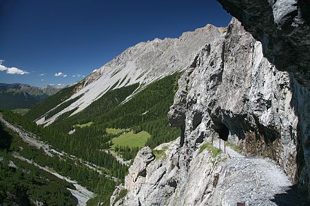 Bergpfad in den Felsen im Val d'Uina