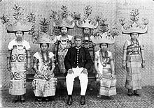 A group of dancing girls with distinguished headdress from Lampung in full regalia, 1929. COLLECTIE TROPENMUSEUM Portret van een voornaam hoofd met dansmeisjes uit Lampong in vol ornaat TMnr 10001861.jpg