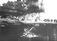 特攻で破壊された「バンカーヒル」の飛行甲板