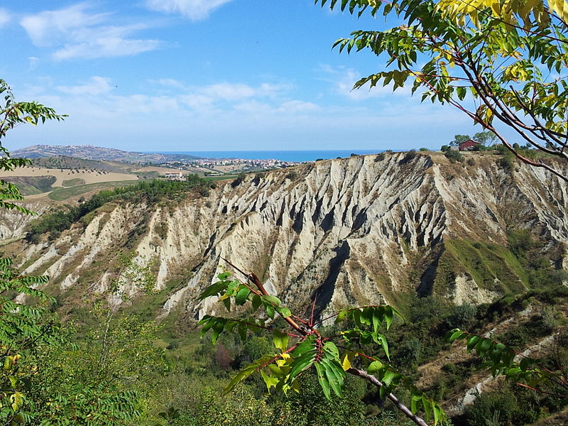 File:Calanchi di atri 2.jpg