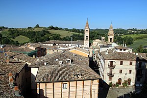Caldarola, panorama del centro storico 02.jpg