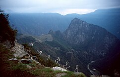 Amanecer nublado sobre Machu Picchu desde Inti Punku, en el tramo final del Camino Inca del sur de la ciudad.