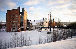 Mittuniversitetets campus på Åkroken med Korngrändsbron i förgrunden