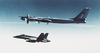Un chasseur CF-18 Hornet escortant un Tu-95 de l'aviation soviétique en 1987.