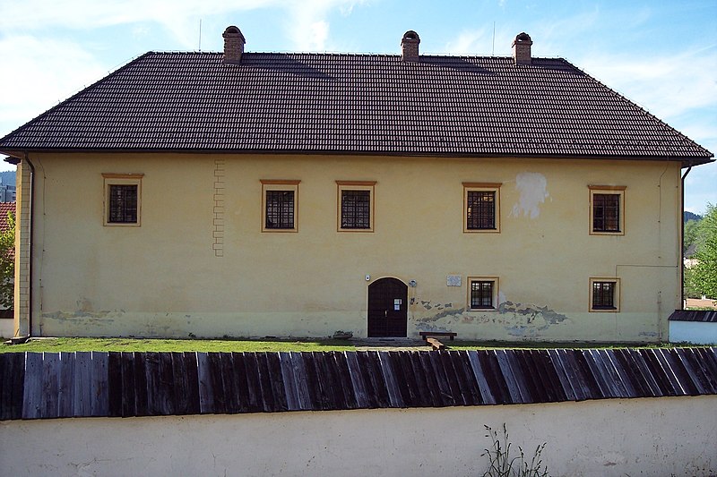 File:Castle in radola.jpg