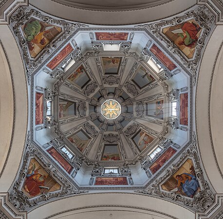 圖為奧地利薩爾茨堡主教座堂的中央穹頂。該主教座堂在774年建成，並在火災後於1181年重建，但它現在的巴洛克風格外觀是在王子主教沃爾夫·迪特里希·馮·雷特瑙的監督下在17世紀完成的。