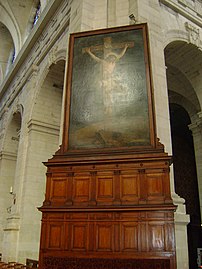 Banc d'œuvre surmonté d'un tableau représentant Jésus-Christ sur la croix.