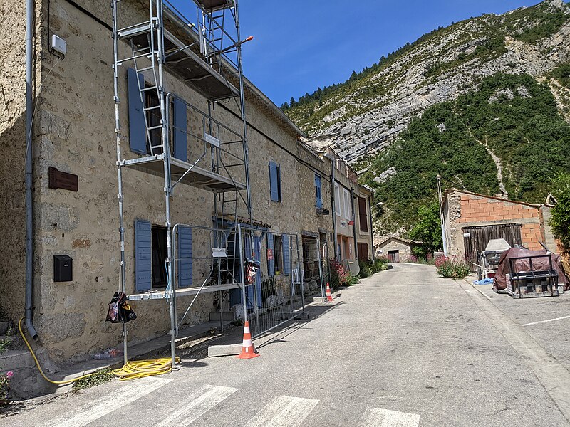 File:Chalancon - Traversée village 2 (mai 2022).jpg