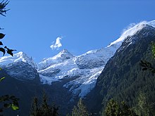 Vue depuis la vallée de Chamonix des glaciers de Taconnaz et des Bossons dominés par le mont Maudit (au centre) et le mont Blanc du Tacul (à gauche) avec l'aiguille de Saussure à droite sous le sommet.